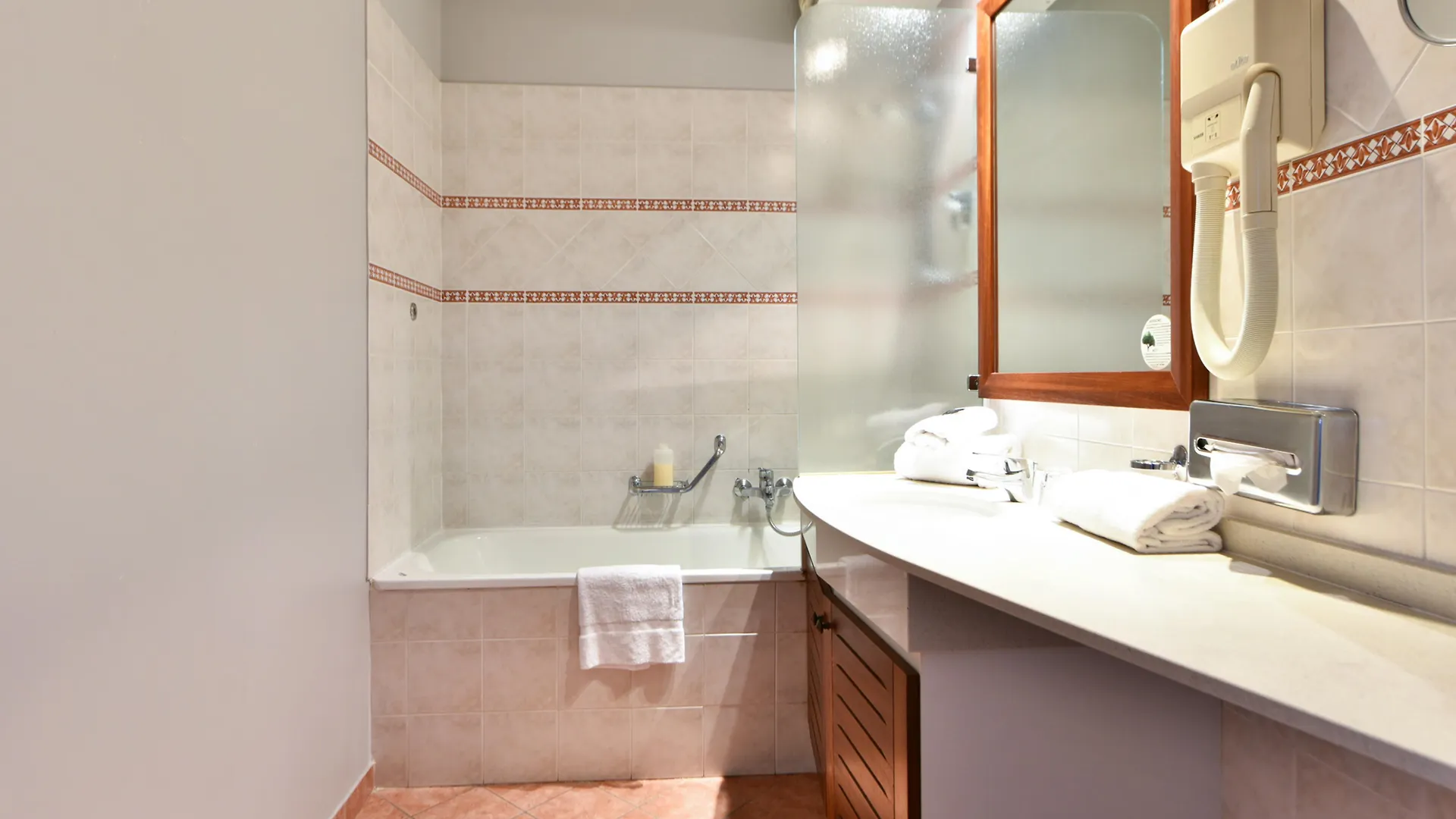 Zenitude Hotel-Residences Le Cannet 4*,  France